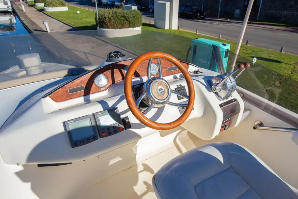 Steuerstand auf der Flybridge der gebrauchten Cranchi Atlantique 40 – Nautic Luis Empuriabrava