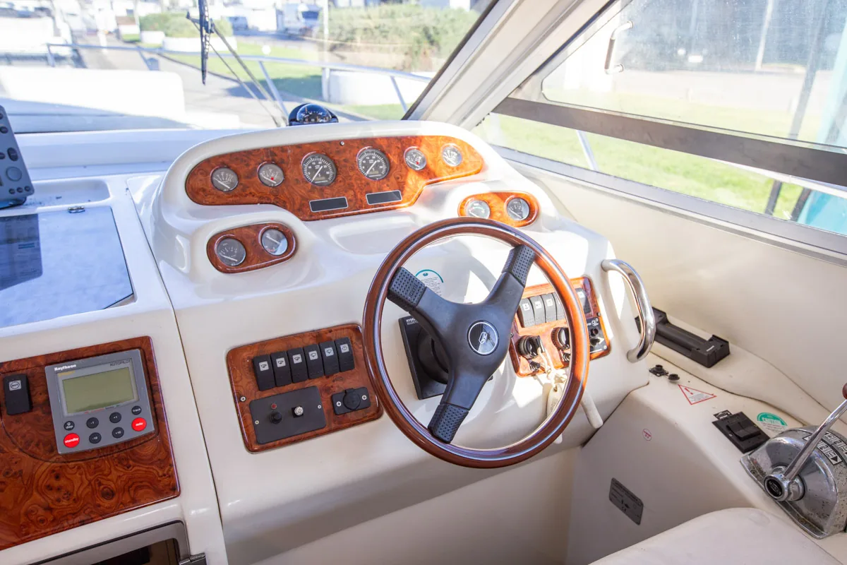 Cranchi Atlantique 40 – Timón interior Innensteuerstand der gebrauchten Cranchi Atlantique 40 in Empuriabrava – Nautic Luis, mit Instrumententafeln und Motorbedienelementen