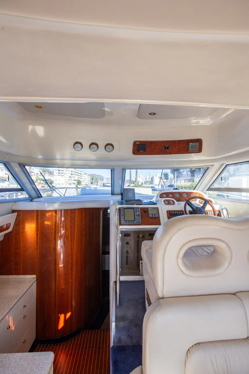 Cranchi Atlantique 40 – Puesto de mando interior Innensteuerstand der gebrauchten Cranchi Atlantique 40 in Empuriabrava – Nautic Luis, mit Elektronikkonsole und Doppelsitzen