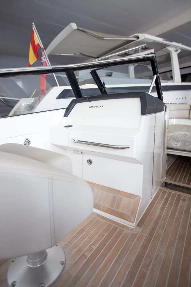 Cockpit del Draco 27 RSport, vista del puesto de mando, parabrisas, cubierta de teca y acceso a cabina.