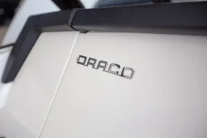 Logotipo de Draco en el exterior del barco Draco 27 R Sport