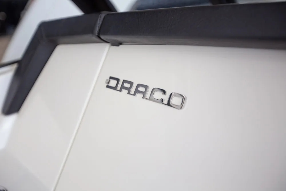 Logotipo de Draco en el exterior del barco Draco 27 R Sport