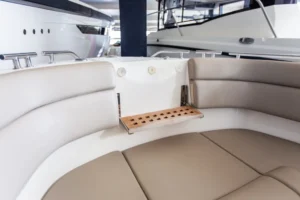 Draco 27 RSport, proa abierta con asientos acolchados, plataforma central y escalón de madera.