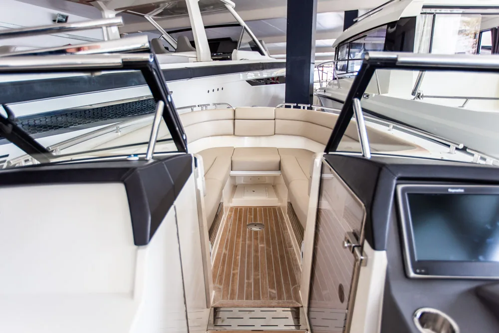 Draco 27 R-Sport visto desde el puesto de mando, con paso a proa, asientos y suelo de teca.