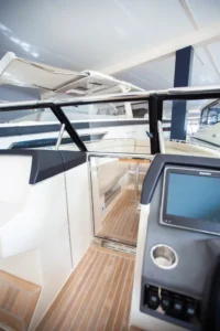 Interior del Draco 27 RSport visto desde el puesto de mando, con parabrisas cerrado, cabina y suelo de teca.