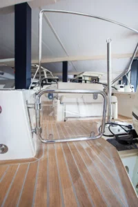 Draco 27 RSport de Nautic Luis, vista del exterior con puerta de seguridad y cubierta de teca.