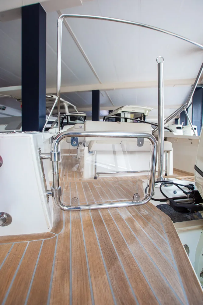 Draco 27 RSport de Nautic Luis, vista del exterior con puerta de seguridad y cubierta de teca.