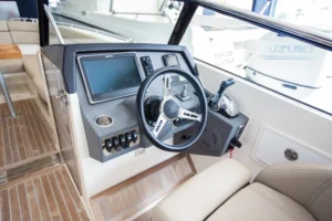 Puesto de mando interior del Draco 27 RSport, con volante, pantalla, controles, instrumentación y asientos.