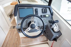 Puesto de pilotaje interior del Draco 27 RSport, con volante, pantallas, controles y palanca de aceleración.
