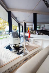 Draco 27 RS, vista de popa del cockpit con motor fueraborda, banderas y bancos laterales.
