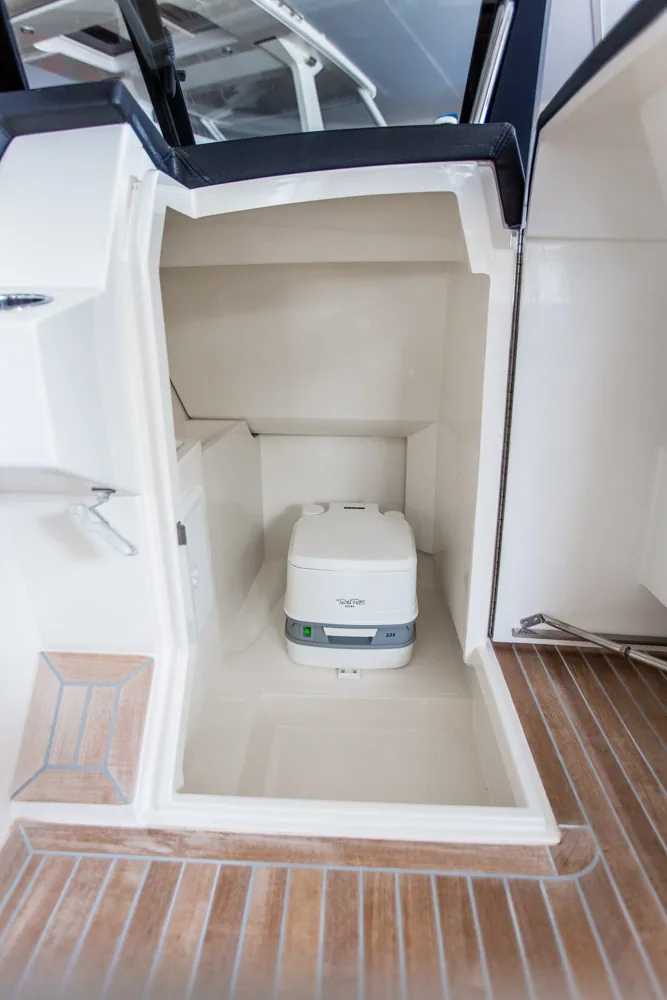 Draco 27 RSport, interior con WC portátil vertical en un compartimento de la bañera.