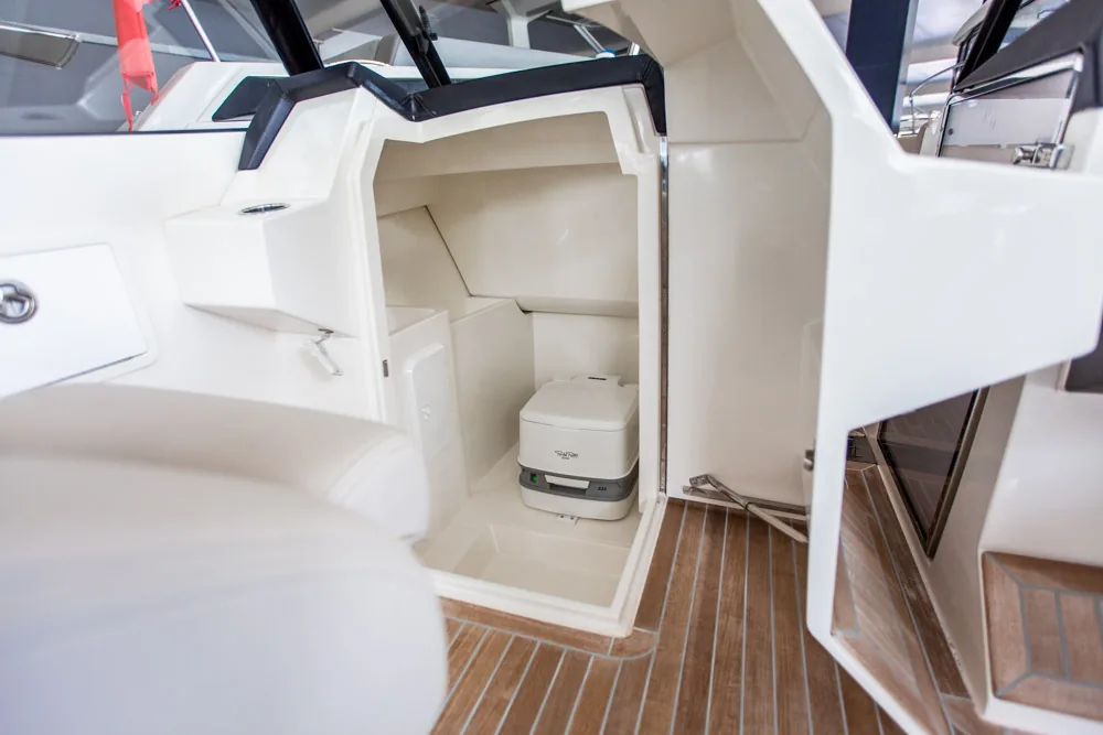 Interior del Draco 27 RSport con camarote y WC portátil, visto desde la bañera con suelo de teca.