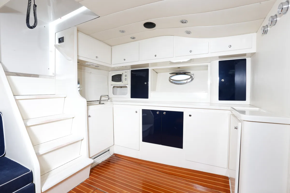Itama46-6 Küche der Itama 46 bei Nautic Luis