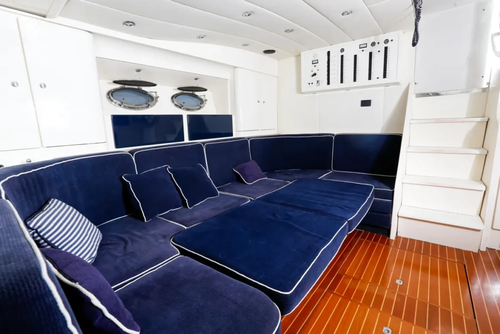 Essbereich mit zum Bett umgebautem Tisch auf der Itama 46 bei Nautic Luis