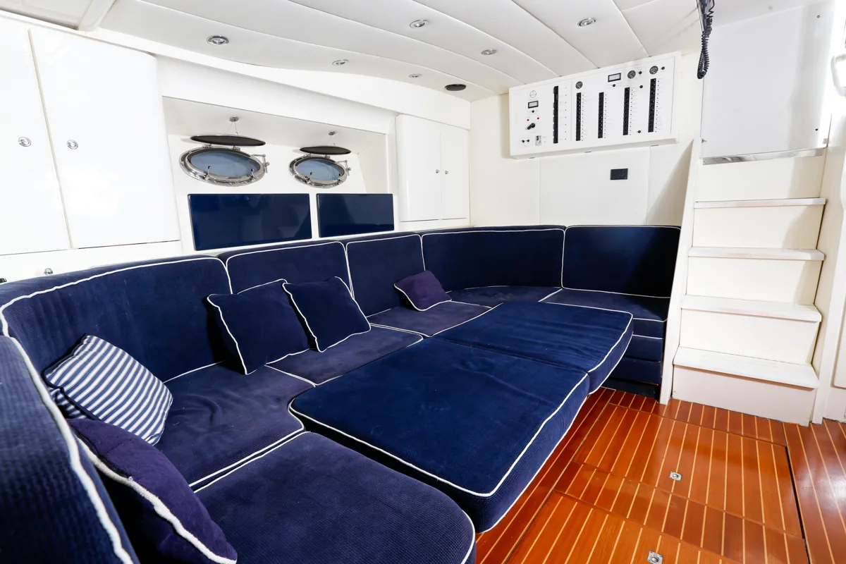 Itama46-5 Essbereich mit zum Bett umgebautem Tisch auf der Itama 46 bei Nautic Luis