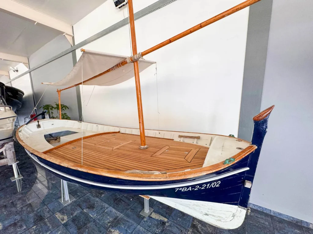 Gebrauchte LLAUT 32P von Steuerbord aus gesehen, mit Teakdeck, Mast, Segel und Persenning ausgestellt.