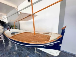 Gebrauchte LLAUT 32P von Steuerbord aus gesehen, mit Teakdeck, Mast, Segel und Persenning ausgestellt.