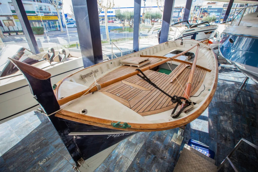 Gebrauchte LLAUT 32P von oben auf einer Ausstellung zu sehen, mit Teakdeck, Holzbänken und einem Holzsteuerstand