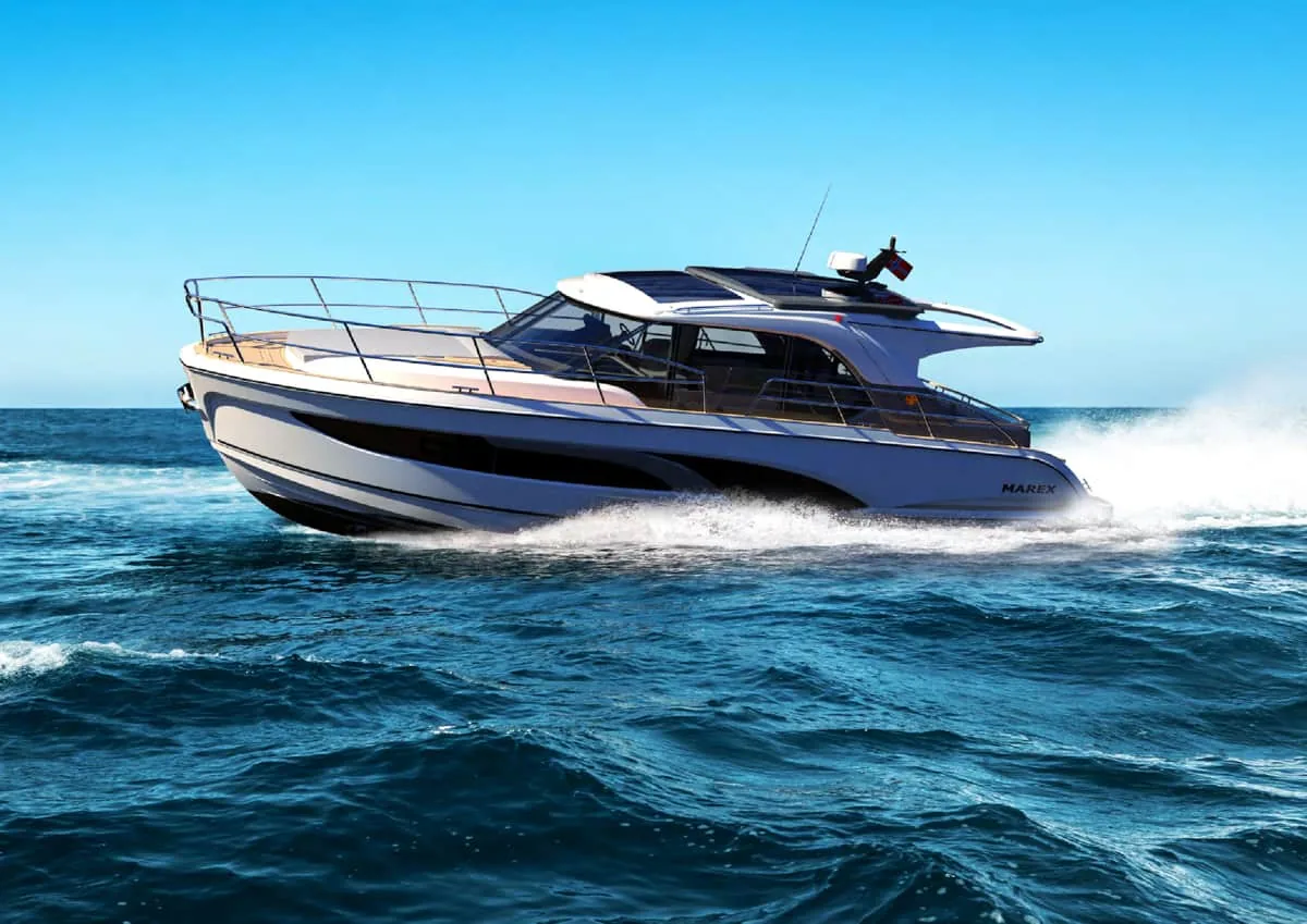 m390-14 Marex 390 navegando de perfil sobre el mar, con cubierta exterior, cabina acristalada y estela de espuma
