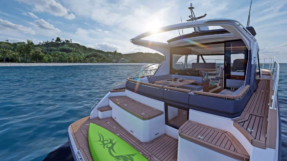 m390-15 Marex 390 vista exterior de popa, con bañera, plataforma, salón abierto y cubierta de teca sobre el mar.