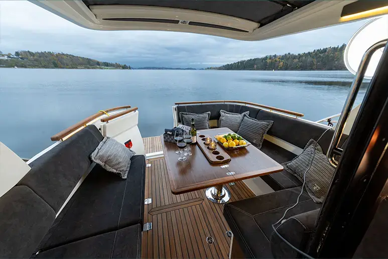 Salón exterior de la MArex 330 Scandinavia con la mesa abierta