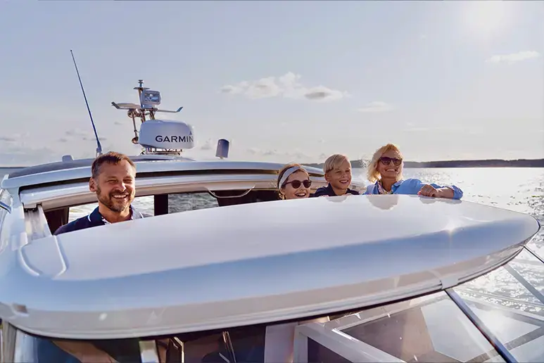 Familia sacando la cabeza por el hard top de la Marex 330 Scandinavia