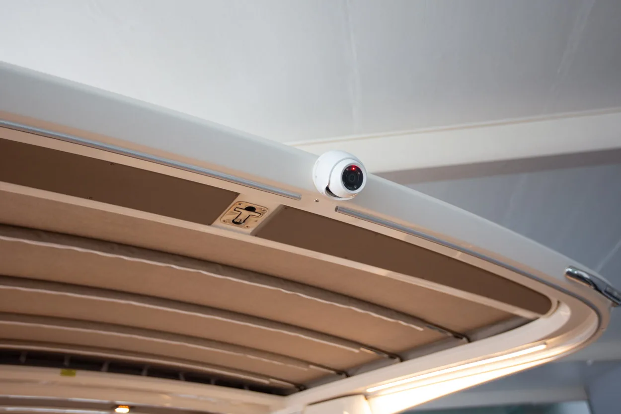 Buddy_M360-14 Intérieur du Marex 360 Cabriolet Cruiser, vue du plafond avec panneaux matelassés et caméra dôme.