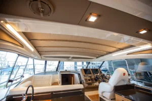 Intérieur du Marex 360 Cabriolet Cruiser, vue de la cabine avec poste de pilotage, sièges et accès à la cabine.