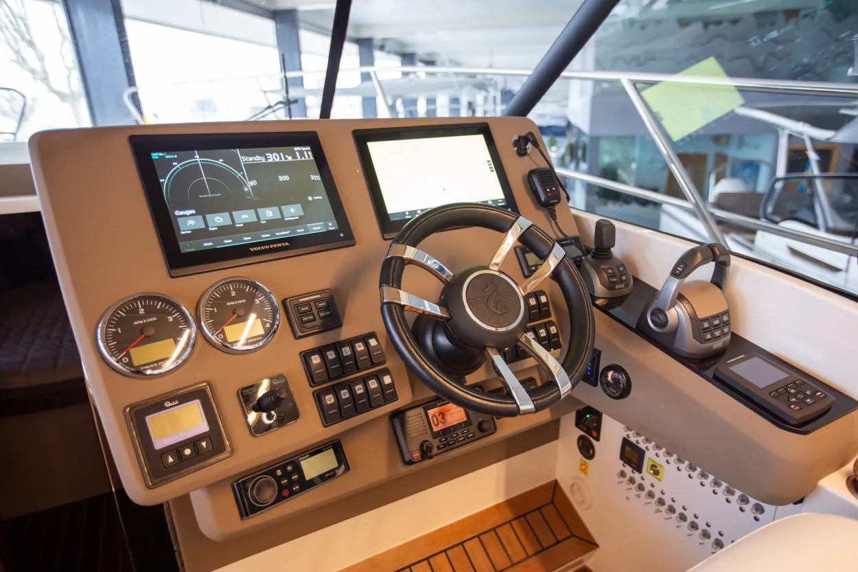 Buddy_M360-19 Poste de pilotage intérieur du Marex 360 Cabriolet Cruiser, avec écrans, volant, commandes et instruments nautiques