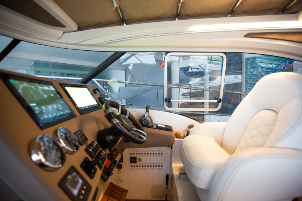 Intérieur du poste de pilotage du Marex 360 Cabriolet Cruiser, avec volant, panneaux de commande et siège blanc.