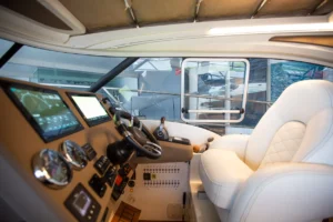 Intérieur du poste de pilotage du Marex 360 Cabriolet Cruiser, avec volant, panneaux de commande et siège blanc.
