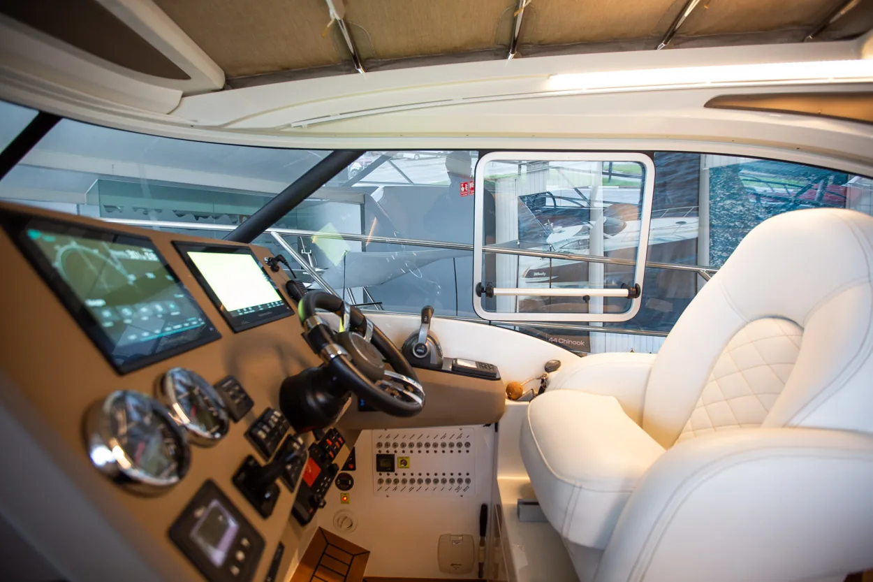 Buddy_M360-20 Intérieur du poste de pilotage du Marex 360 Cabriolet Cruiser, avec volant, panneaux de commande et siège blanc.