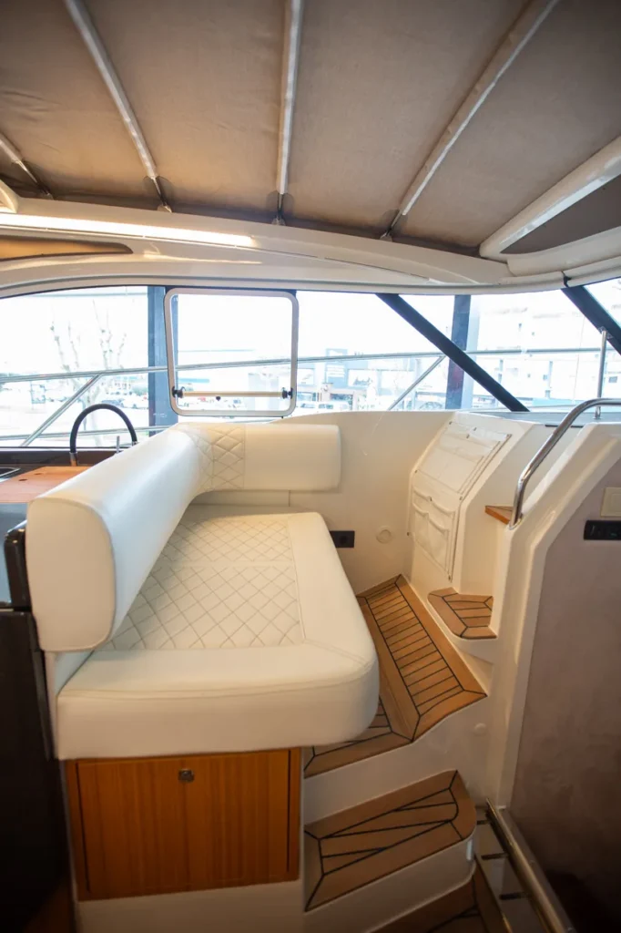 Intérieur du Marex 360 Cabriolet Cruiser, vue du salon avec canapé rembourré, escalier et pont vitré.