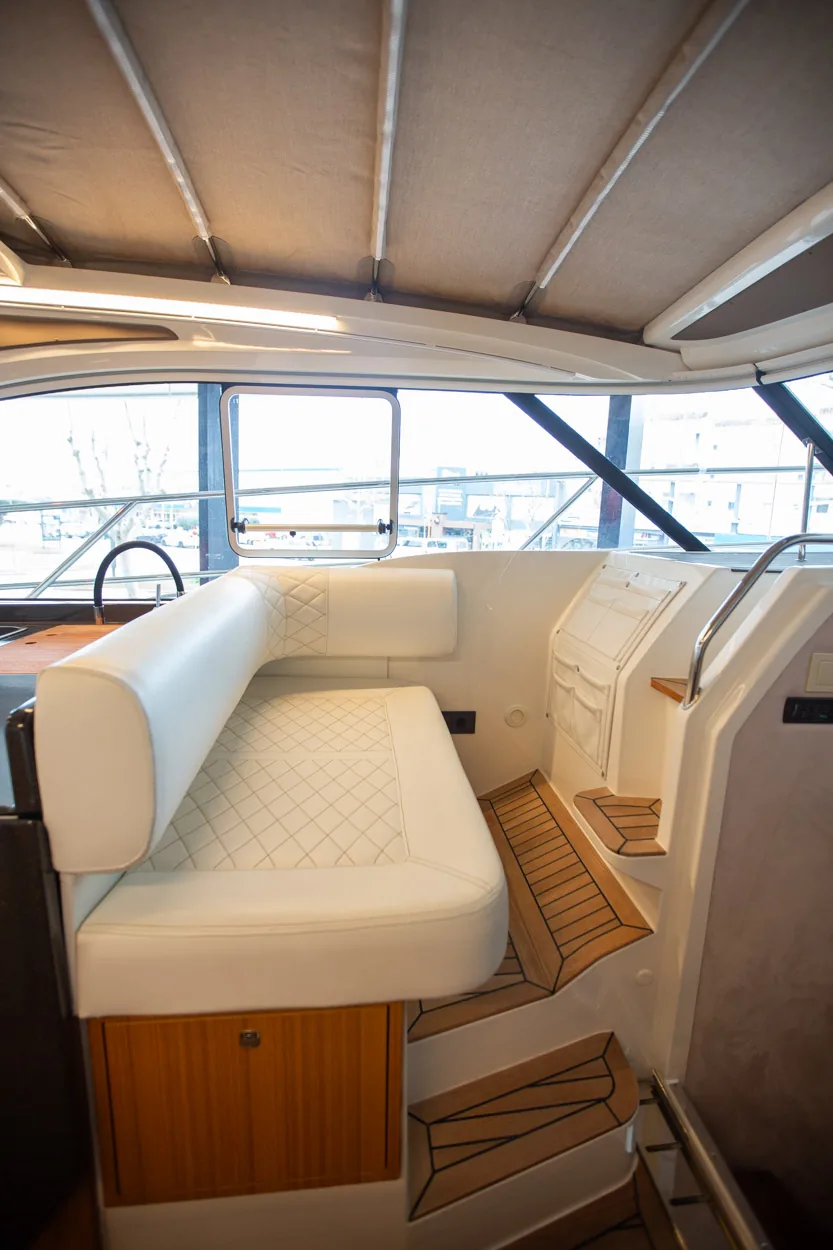 Buddy_M360-21 Intérieur du Marex 360 Cabriolet Cruiser, vue du salon avec canapé rembourré, escalier et pont vitré.