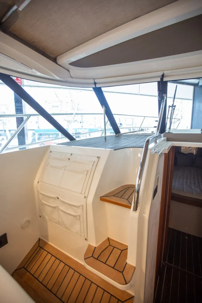 Intérieur du Marex 360 Cabriolet Cruiser, escalier avec plancher en teck, trappe et accès à la cabine.