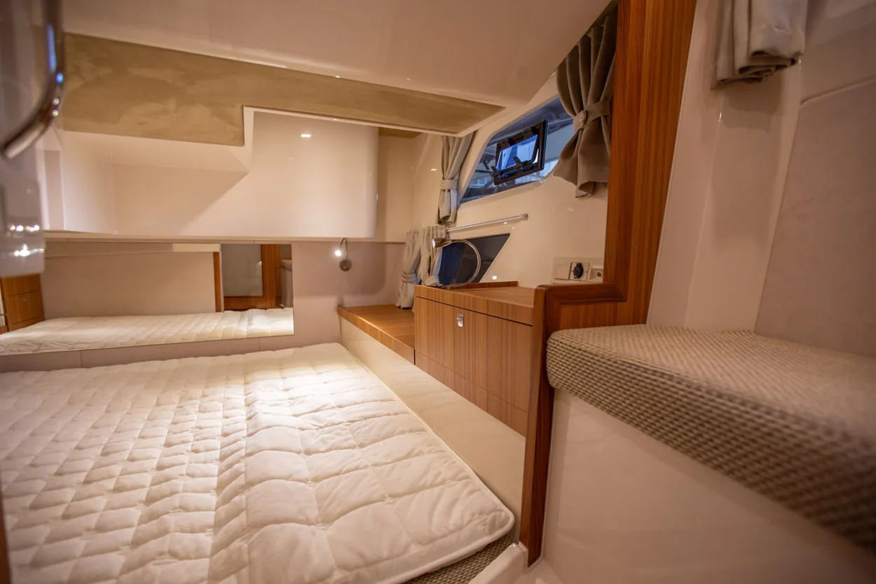 Buddy_M360-25 Intérieur du Marex 360 Cabriolet Cruiser, vue de la cabine avec lit, placards et fenêtre latérale.
