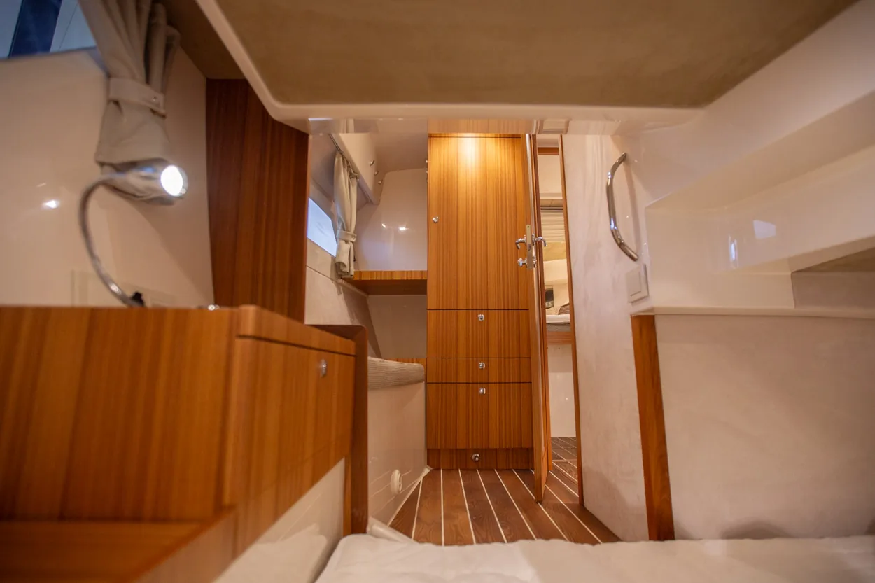 Buddy_M360-27 Intérieur du Marex 360 Cabriolet Cruiser, vu depuis une cabine vers le couloir, avec des meubles en bois et un escalier.