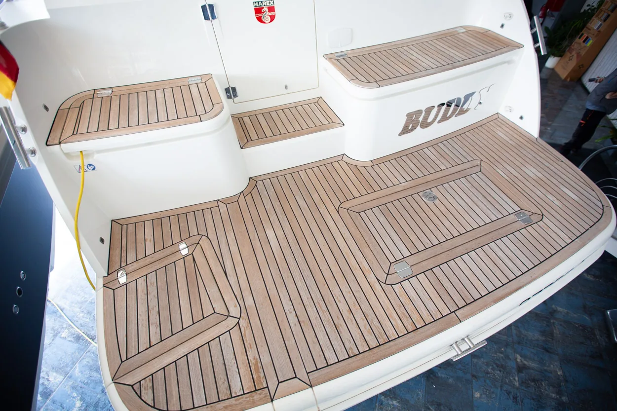 Buddy_M360-3 Vue extérieure de la poupe du Marex 360 Cabriolet Cruiser d’occasion, avec pont en teck, banquettes et plateforme de baignade.