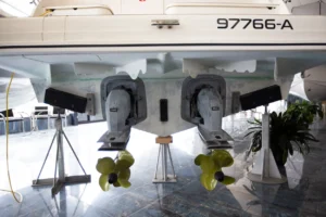 Marex 360 Cabriolet Cruiser vu depuis la poupe, avec deux moteurs hors-bord et des hélices visibles.