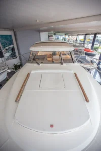 Marex 360 Cabriolet Cruiser vu depuis la proue, avec pont, écoutille, mains courantes et cabine vitrée.