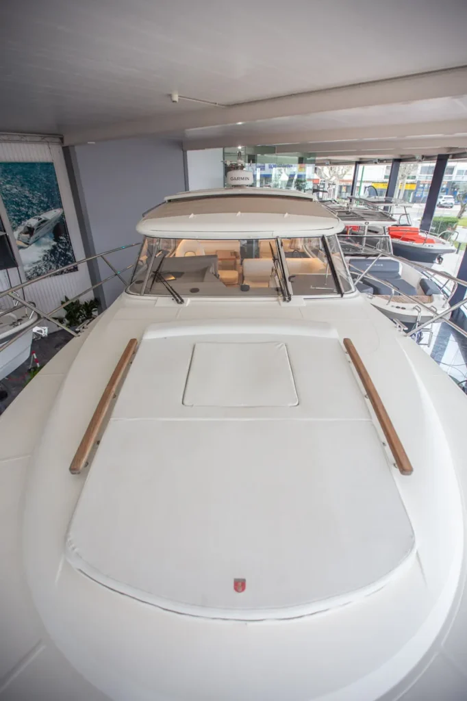 Marex 360 Cabriolet Cruiser vu depuis la proue, avec pont, écoutille, mains courantes et cabine vitrée.