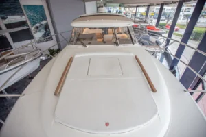 Marex 360 Cabriolet Cruiser Buddy M360 32, extérieur de la proue vu d’en haut lors d’un salon nautique.