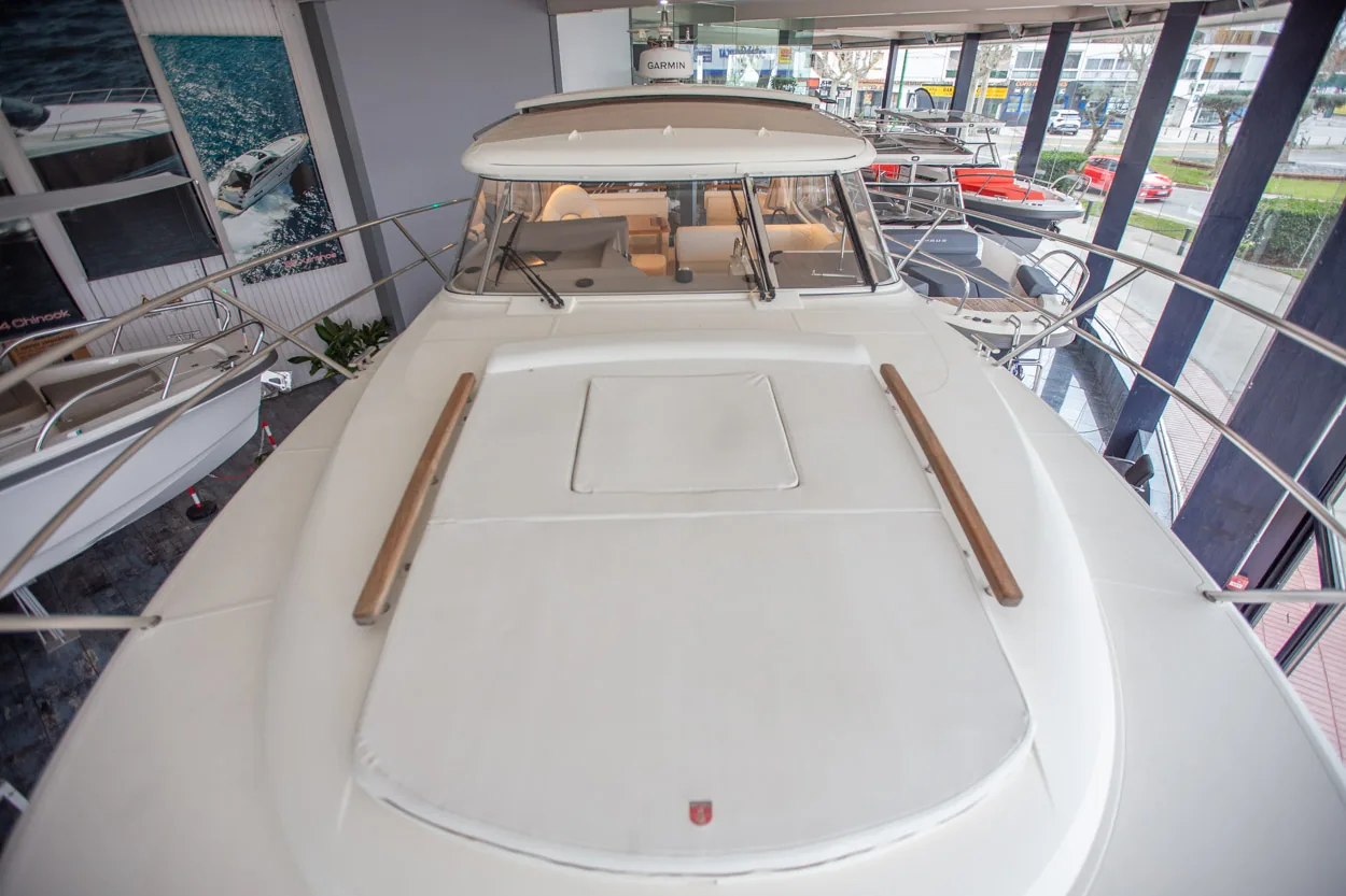 Buddy_M360-32 Marex 360 Cabriolet Cruiser Buddy M360 32, extérieur de la proue vu d’en haut lors d’un salon nautique.