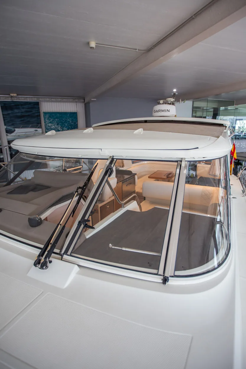 Buddy_M360-33 Marex 360 Cabriolet Cruiser vu de la proue, avec pare-brise, essuie-glaces et cabine intérieure.