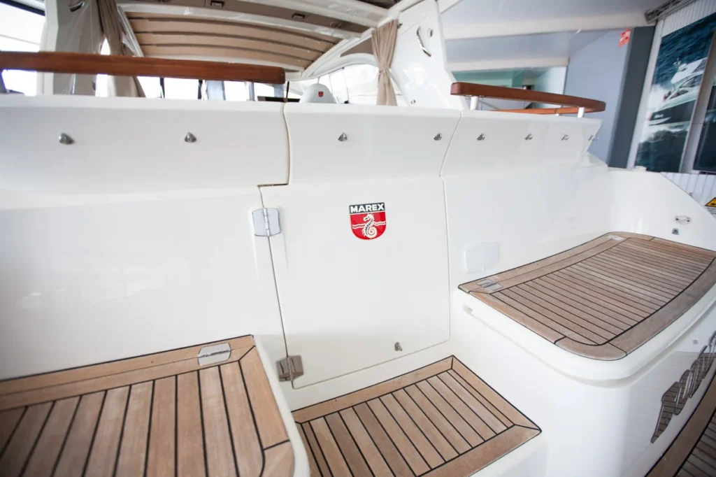 Poupe extérieure d’un Marex 360 Cabriolet Cruiser d’occasion, avec plateforme de bain et ponts en teck.