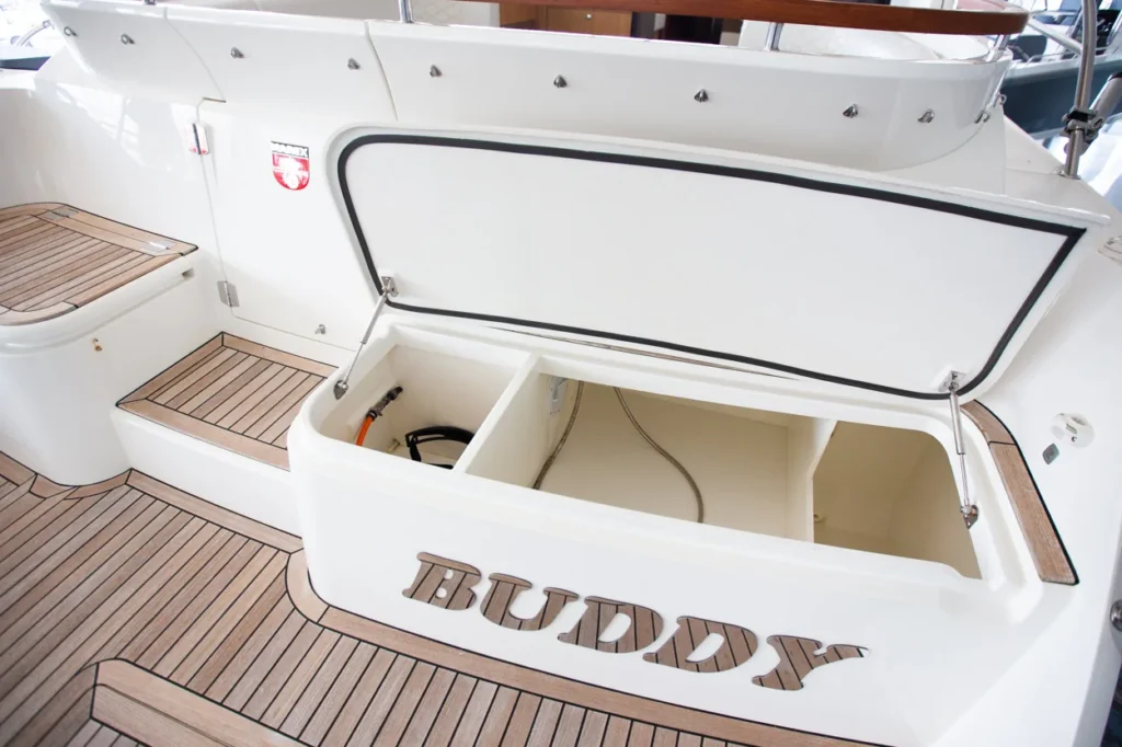 Poupe du Marex 360 Cabriolet Cruiser avec compartiment de rangement ouvert et pont en teck