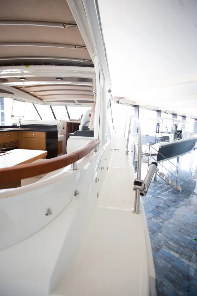 Marex 360 Cabriolet Cruiser Buddy M360-6, passerelle latérale à côté du salon intérieur avec du mobilier en bois.