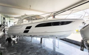 Marex 360 Cabriolet Cruiser d’occasion vu de profil lors d’une exposition nautique, sur des supports.