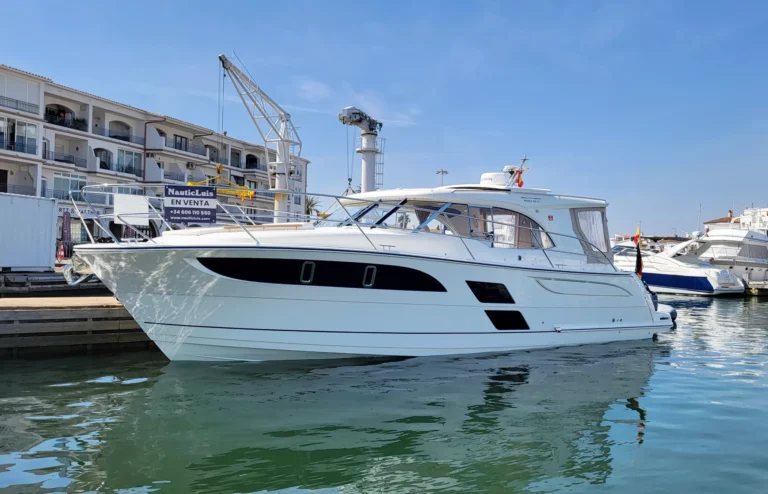 Exterior de la Marex 360 Cabriolet Cruiser de Ocasión en Nautic Luis