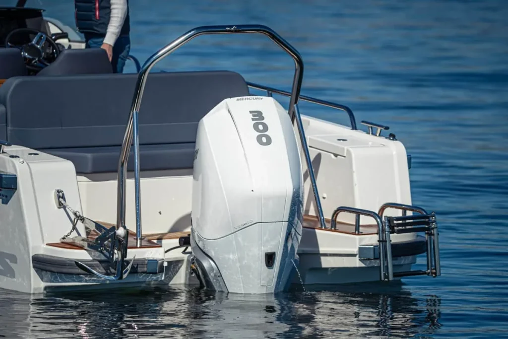 NIMBUS T8 TAUPÉ, vista de popa con motor fueraborda, plataformas de baño y barandillas.